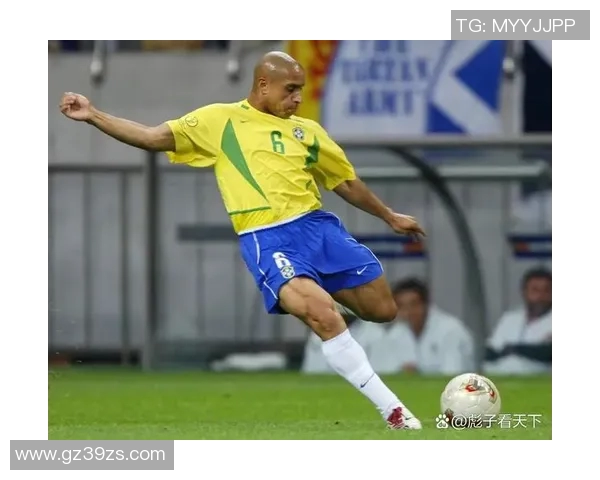 绿茵英雄背后的真实故事揭示足球巨星不为人知的生活瞬间